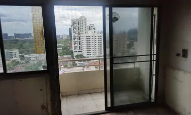 For sale 1 bed condo in Khlong Toei, Bangkok