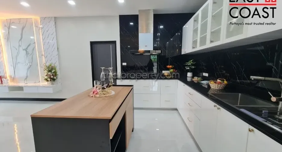 For rent and for sale 4 bedrooms house in Bang Lamung, Chonburi