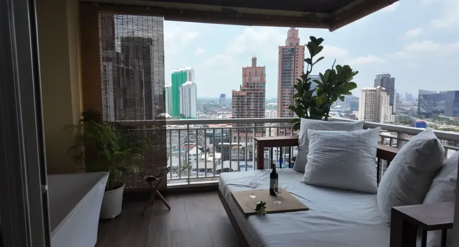 Condo en alquiler y en venta de 4 habitaciones en Khlong Toei, Bangkok