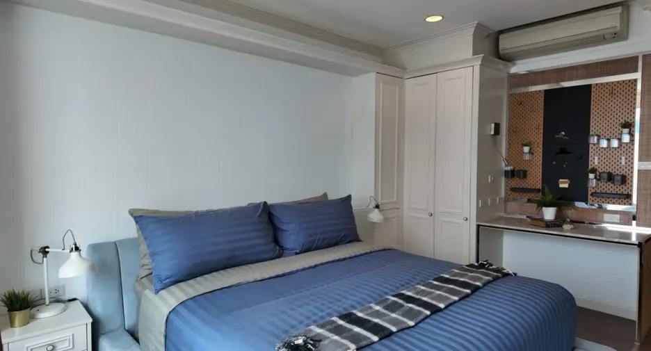 Condo en alquiler y en venta de 4 habitaciones en Khlong Toei, Bangkok
