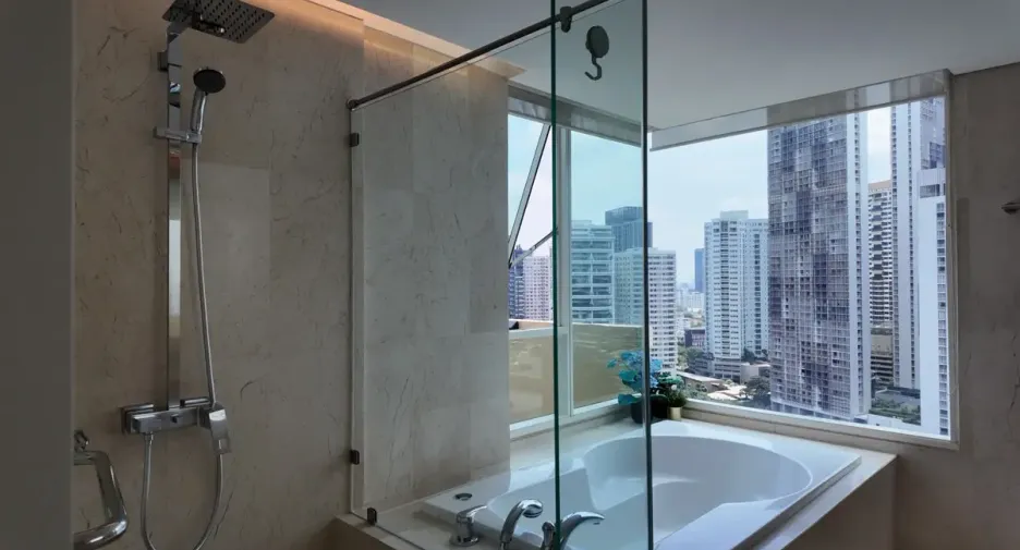 Condo en alquiler y en venta de 4 habitaciones en Khlong Toei, Bangkok