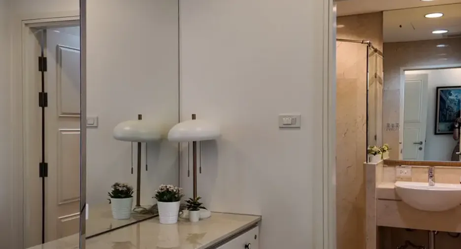 Condo en alquiler y en venta de 4 habitaciones en Khlong Toei, Bangkok
