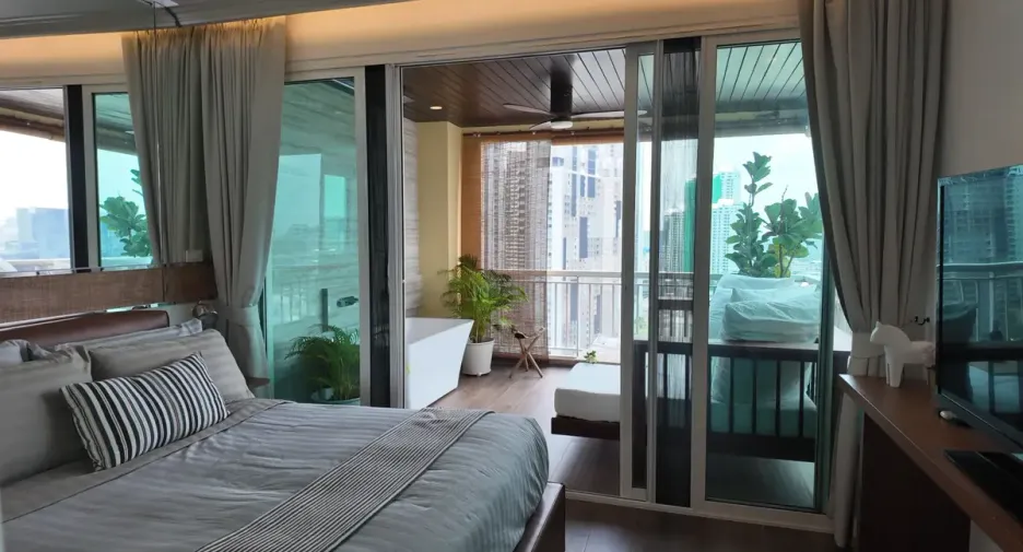 Condo en alquiler y en venta de 4 habitaciones en Khlong Toei, Bangkok