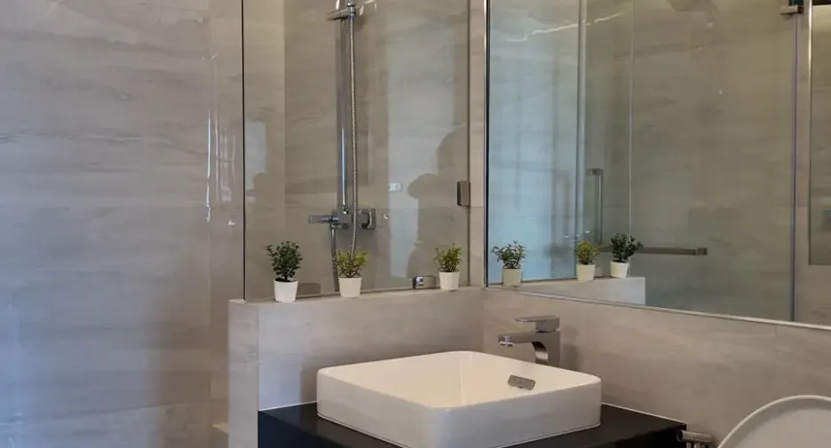 Condo en alquiler y en venta de 4 habitaciones en Khlong Toei, Bangkok