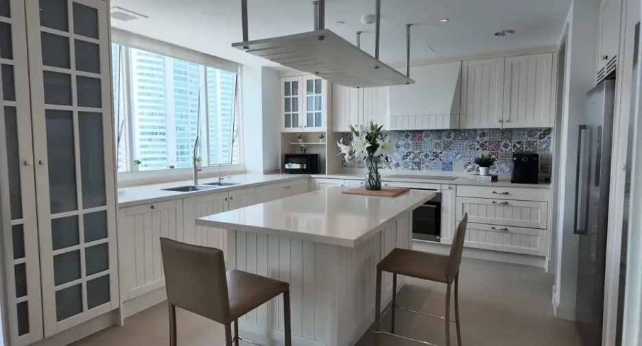 Condo en alquiler y en venta de 4 habitaciones en Khlong Toei, Bangkok