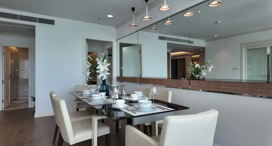 Condo en alquiler y en venta de 4 habitaciones en Khlong Toei, Bangkok
