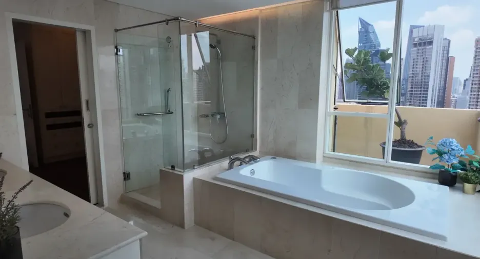 Condo en alquiler y en venta de 4 habitaciones en Khlong Toei, Bangkok