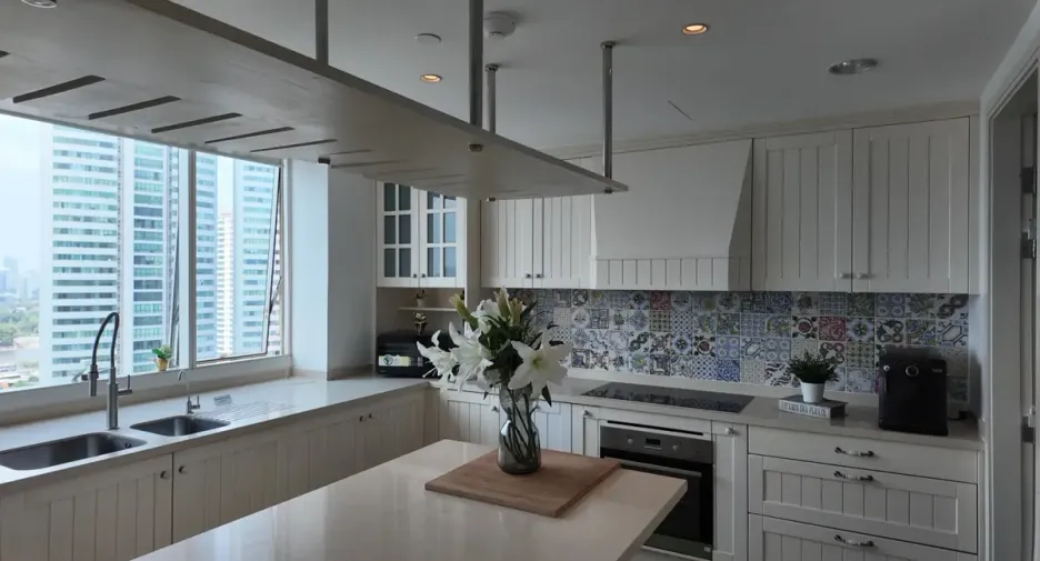 Condo en alquiler y en venta de 4 habitaciones en Khlong Toei, Bangkok
