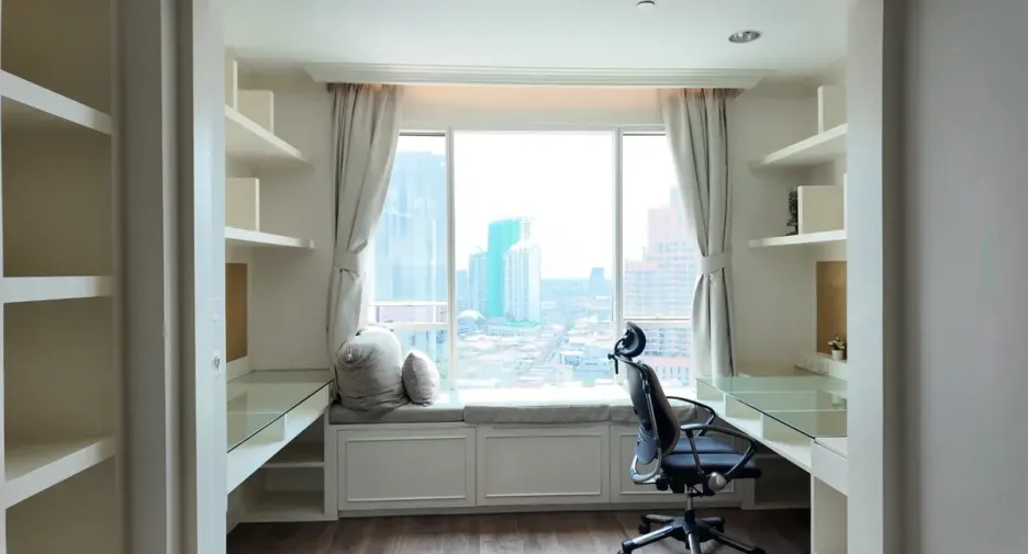 Condo en alquiler y en venta de 4 habitaciones en Khlong Toei, Bangkok