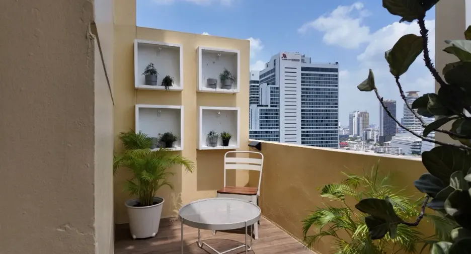 Condo en alquiler y en venta de 4 habitaciones en Khlong Toei, Bangkok