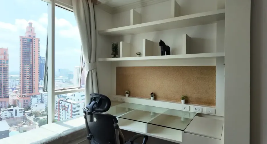 Condo en alquiler y en venta de 4 habitaciones en Khlong Toei, Bangkok