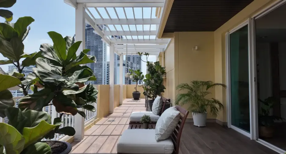 Condo en alquiler y en venta de 4 habitaciones en Khlong Toei, Bangkok
