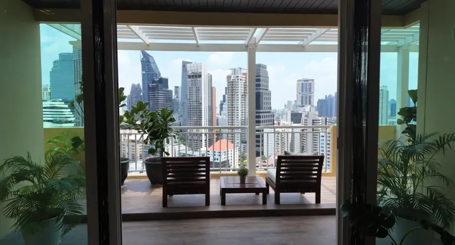 Condo en alquiler y en venta de 4 habitaciones en Khlong Toei, Bangkok