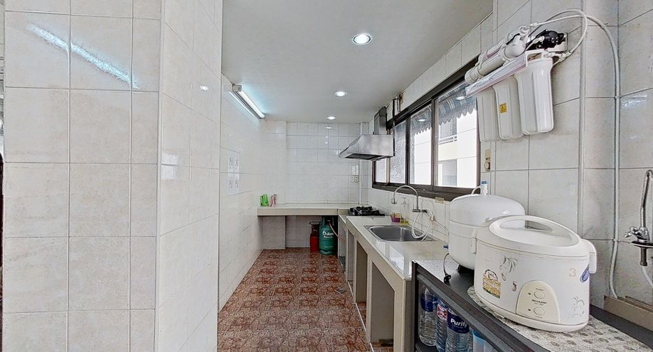 For sale 13 bed townhouse in Khlong Toei, Bangkok