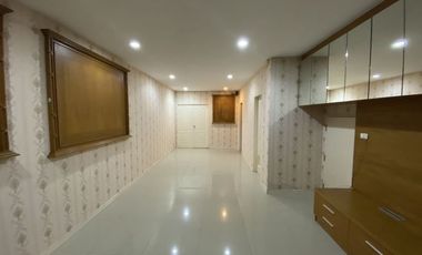 Reihenhaus zur Miete und zum Kauf mit 4 Zimmer in Phra Khanong, Bangkok
