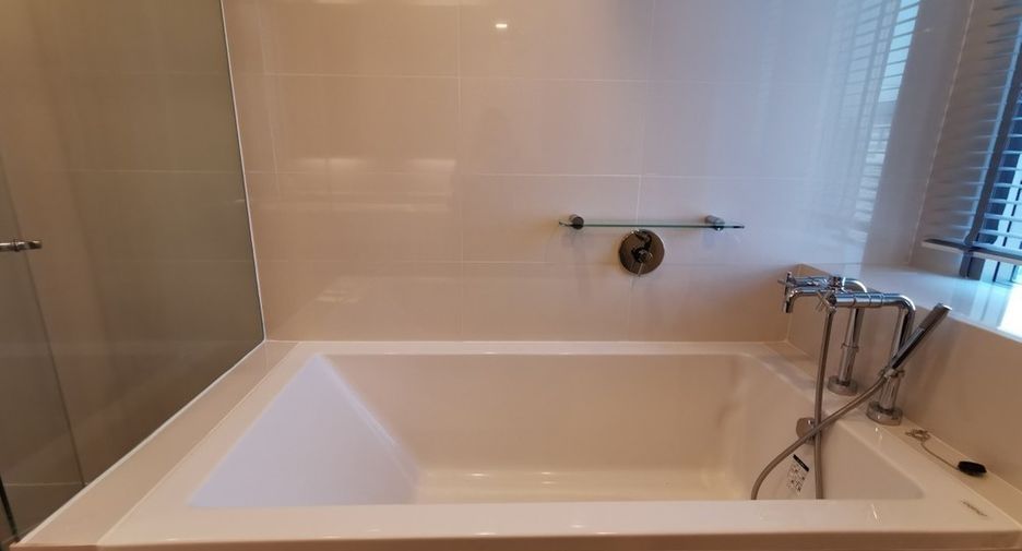 For sale 3 bedrooms condo in Khlong Toei, Bangkok