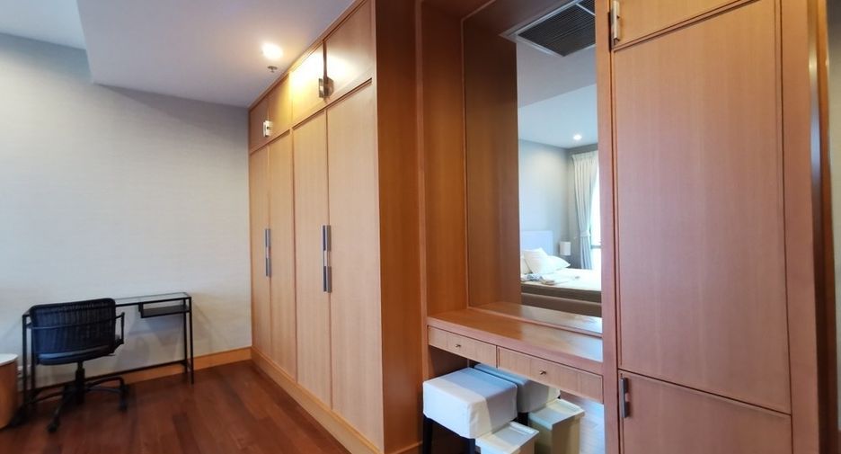 For sale 3 bedrooms condo in Khlong Toei, Bangkok