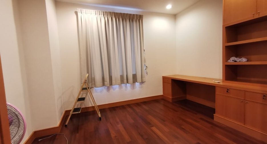 For sale 3 bedrooms condo in Khlong Toei, Bangkok