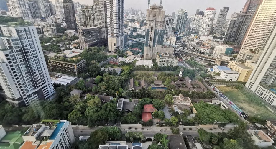 For sale 3 bedrooms condo in Khlong Toei, Bangkok