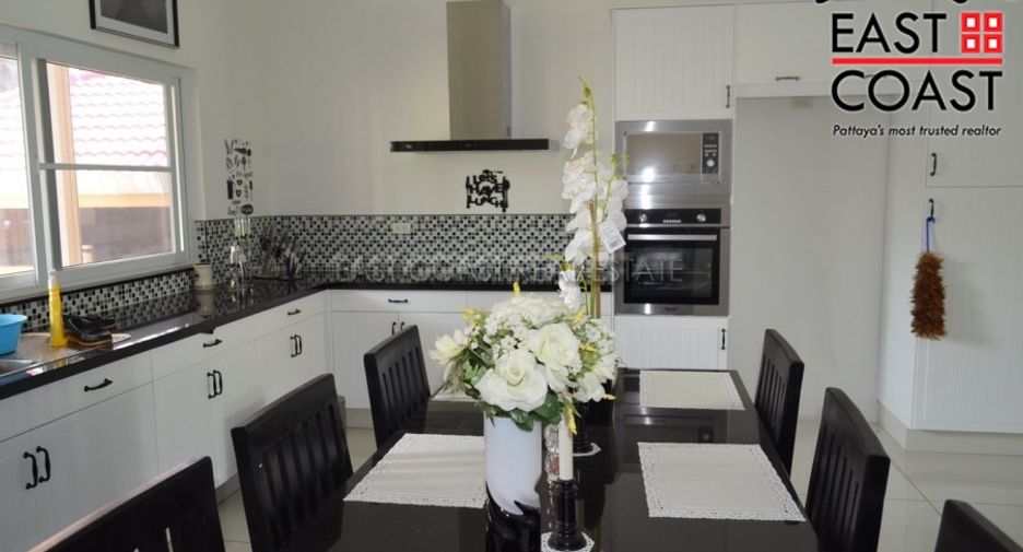 For sale 4 ベッドルーム house in Sattahip, Chonburi