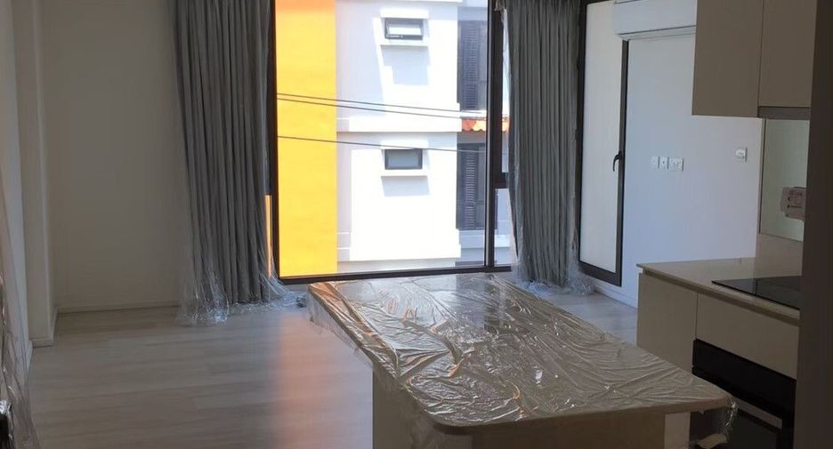 For sale 2 bed condo in Phaya Thai, Bangkok
