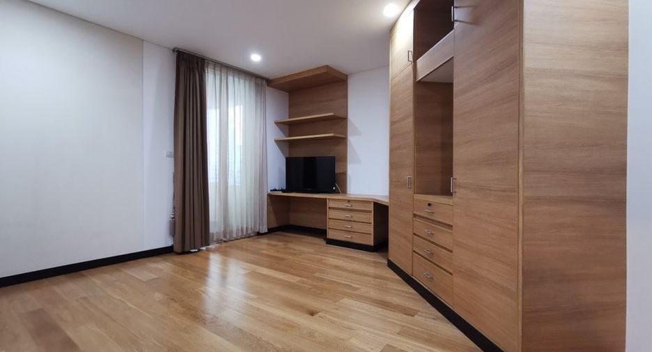 For rent 3 bedrooms condo in Pathum Wan, Bangkok
