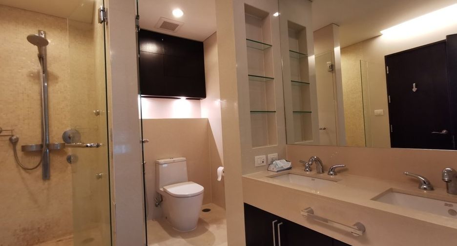 For rent 3 bedrooms condo in Pathum Wan, Bangkok