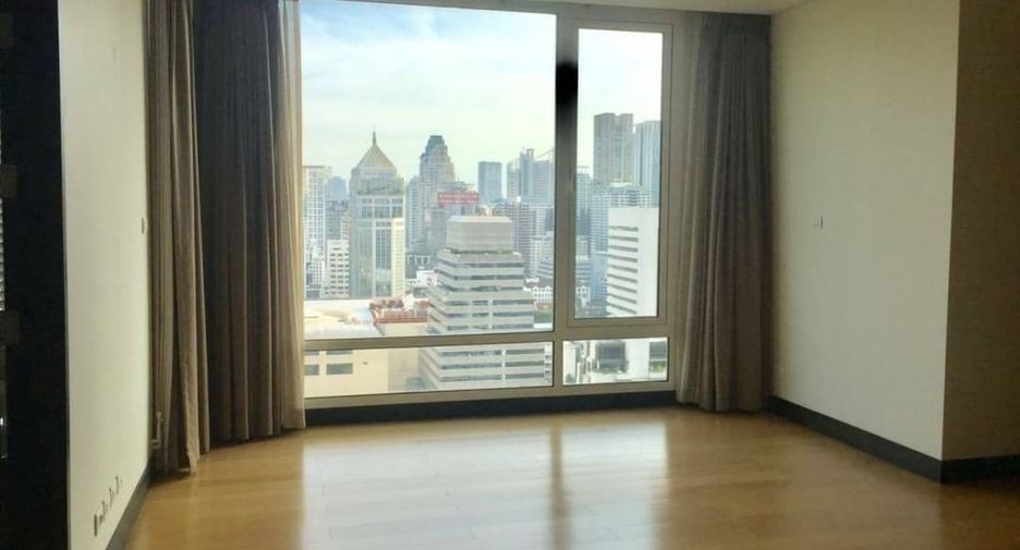 For rent 3 bedrooms condo in Pathum Wan, Bangkok