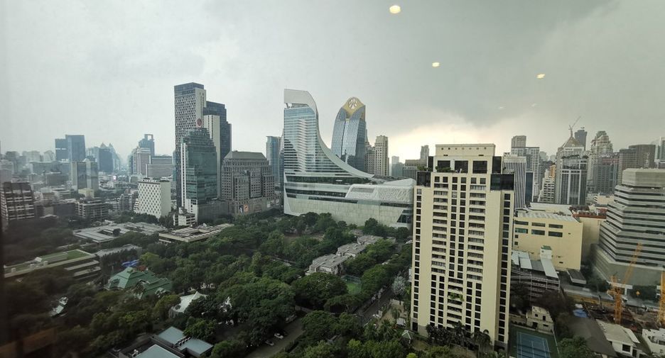 For rent 3 bedrooms condo in Pathum Wan, Bangkok