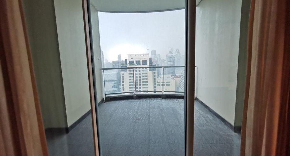 For rent 3 bedrooms condo in Pathum Wan, Bangkok