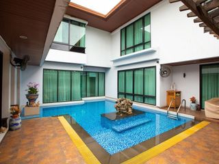 For sale 7 Beds villa in Watthana, Bangkok