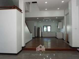 For rent 4 bed townhouse in Watthana, Bangkok
