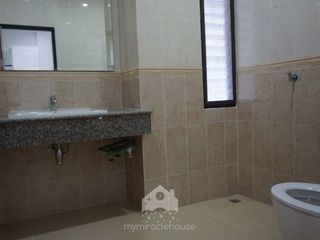 For rent 4 bed townhouse in Watthana, Bangkok