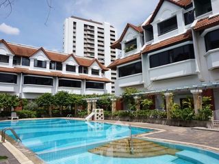 For rent 4 bed townhouse in Watthana, Bangkok