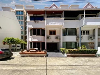 For sale 5 bed townhouse in Hua Hin, Prachuap Khiri Khan