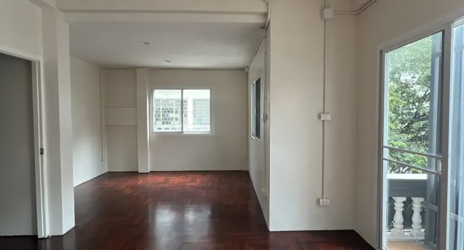 For rent 5 bedrooms office in Khlong Toei, Bangkok