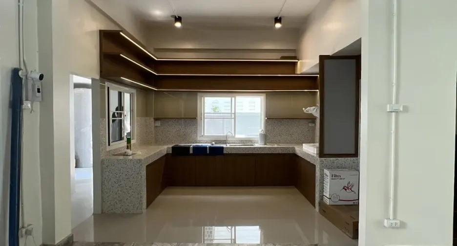 For rent 5 bedrooms office in Khlong Toei, Bangkok