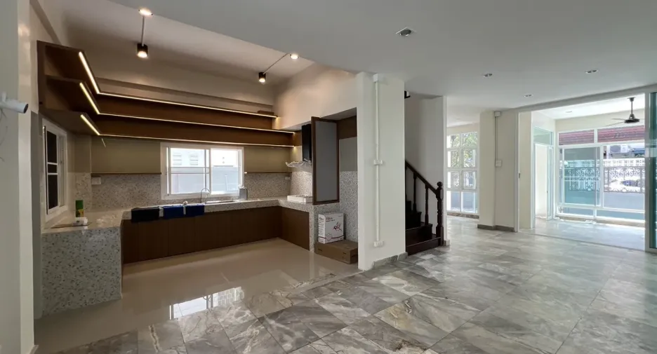 For rent 5 bedrooms office in Khlong Toei, Bangkok
