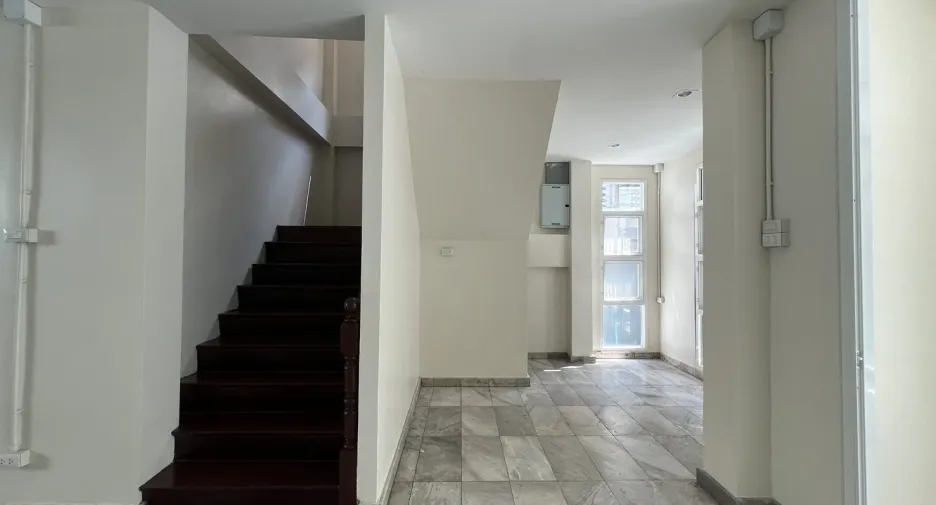 For rent 5 bedrooms office in Khlong Toei, Bangkok