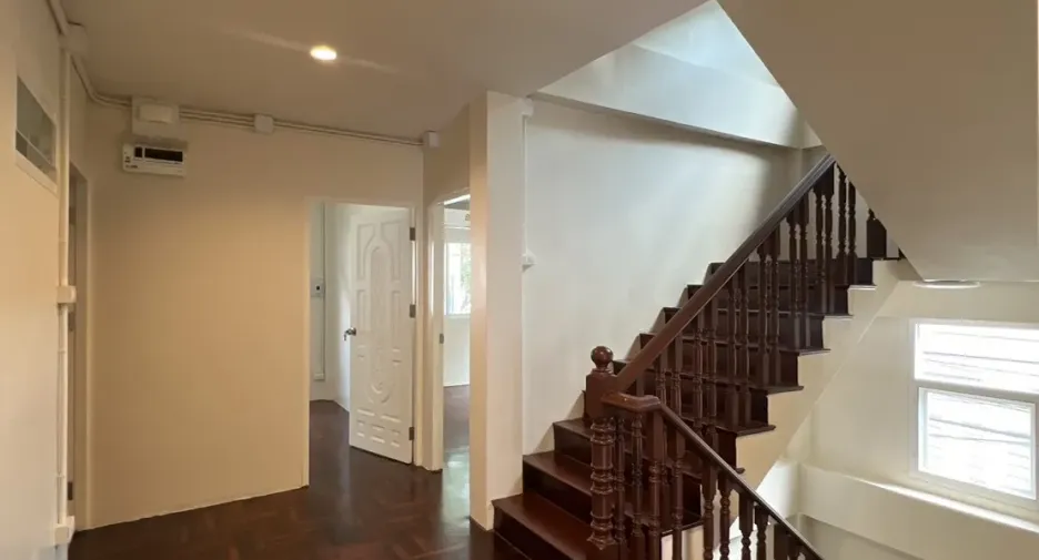 For rent 5 bedrooms office in Khlong Toei, Bangkok