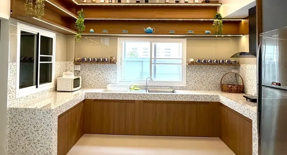For rent 5 bedrooms office in Khlong Toei, Bangkok