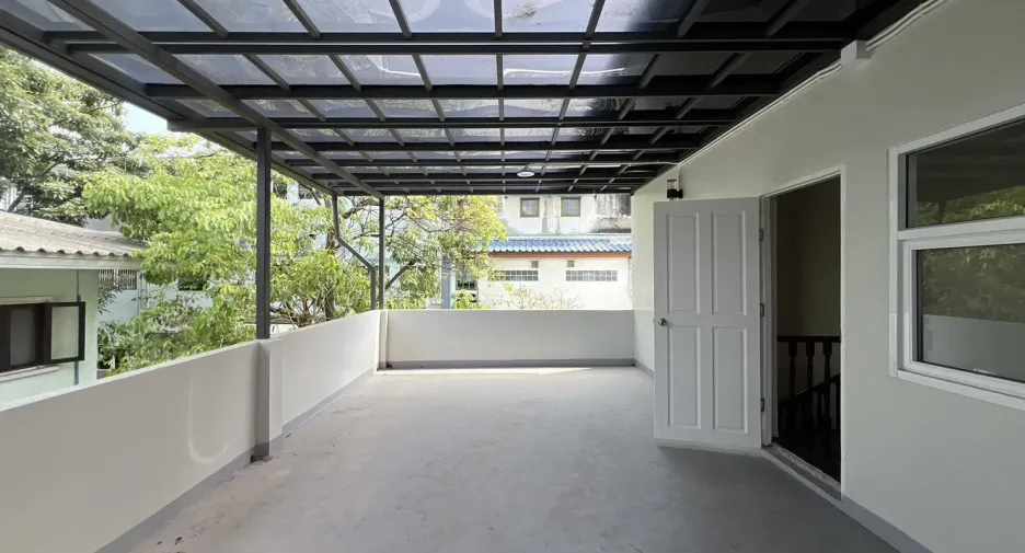 For rent 5 bedrooms office in Khlong Toei, Bangkok