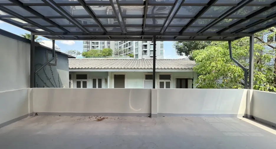 For rent 5 bedrooms office in Khlong Toei, Bangkok