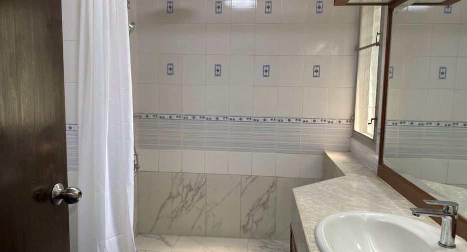 For rent 3 bedrooms condo in Khlong Toei, Bangkok
