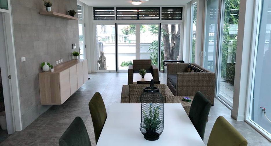 For sale そして for rent 4 Beds house in Huai Khwang, Bangkok