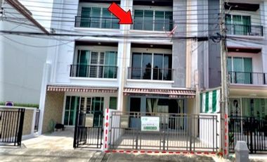 For sale 3 bedrooms townhouse in Wang Thonglang, Bangkok