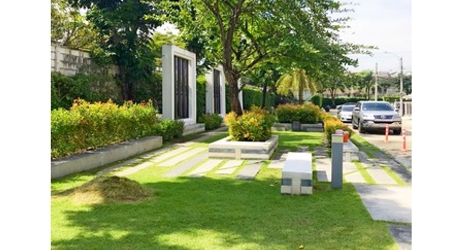 For sale 3 bedrooms townhouse in Wang Thonglang, Bangkok