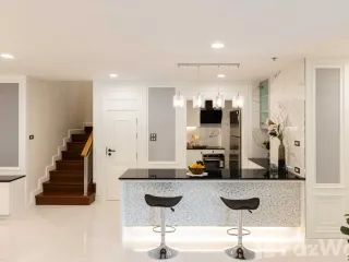 For sale 5 Beds condo in Huai Khwang, Bangkok