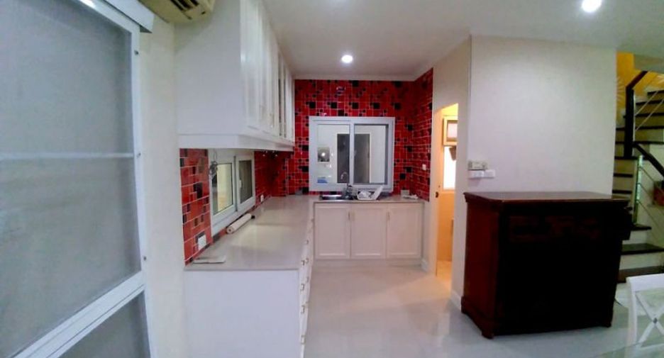 For sale 3 bedrooms townhouse in Don Mueang, Bangkok