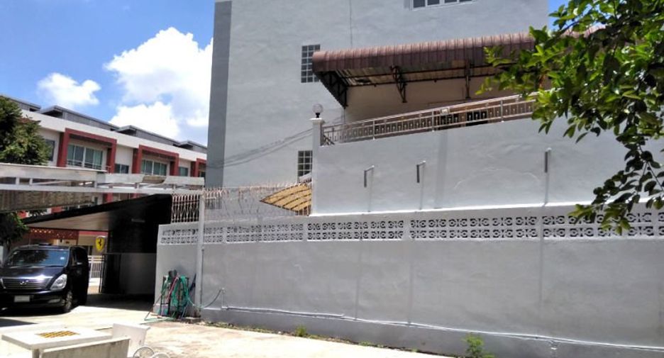 For sale 3 bedrooms townhouse in Don Mueang, Bangkok